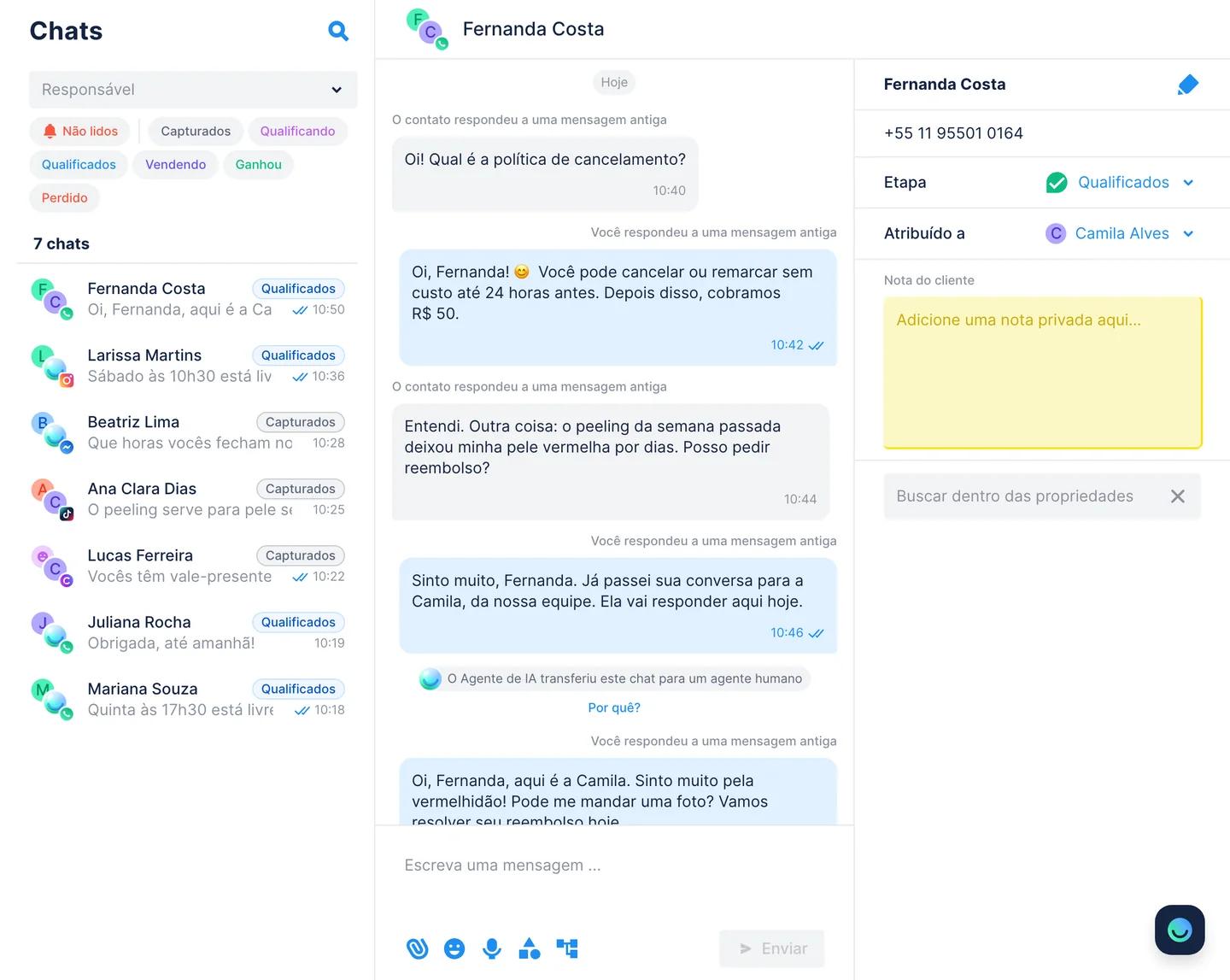 Chats do Chatfuel: uma conversa no WhatsApp em que o Agente de IA responde uma pergunta sobre a política de cancelamento, a cliente pede reembolso, o Agente de IA transfere o chat para um agente humano e Camila, da equipe, responde; o cartão do contato mostra a etapa Qualificados e Camila Alves como responsável