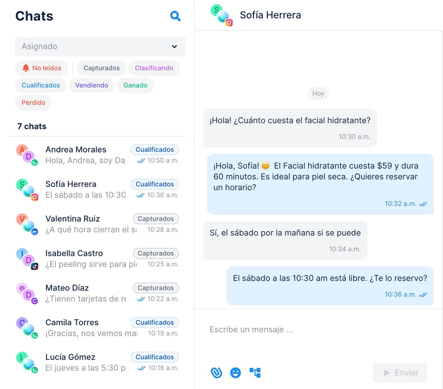 Chats de Chatfuel: una lista con chats de WhatsApp, Instagram, Messenger, TikTok y el chat web marcados como Cualificados o Capturados, y un DM de Instagram abierto donde el Agente de IA da el precio del facial hidratante y ofrece el sábado a las 10:30