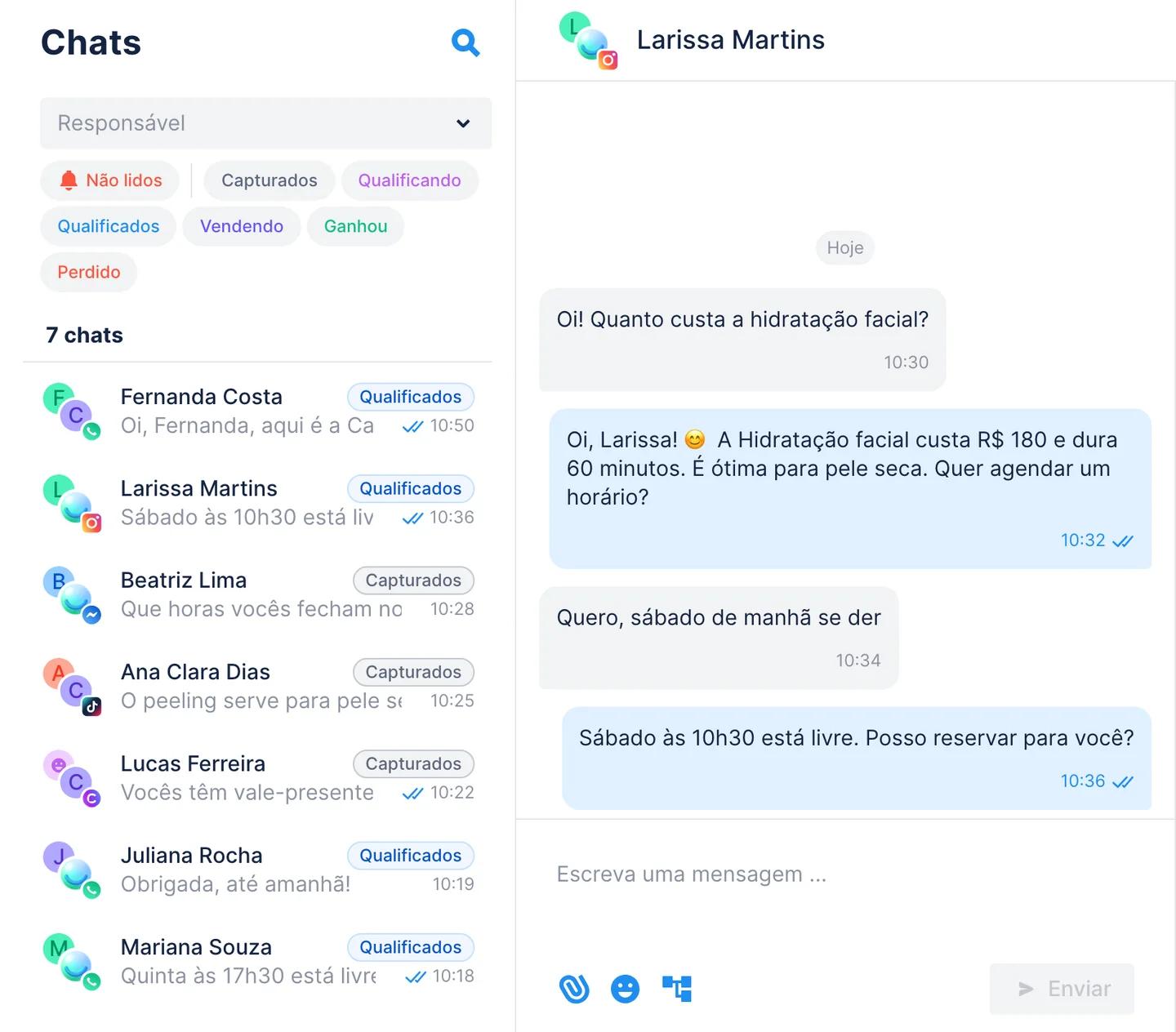Chats do Chatfuel com uma DM do Instagram em que o Agente de IA informa o preço de uma hidratação facial e oferece sábado às 10h30, e conversas do WhatsApp, Messenger, TikTok e chat do site na mesma lista