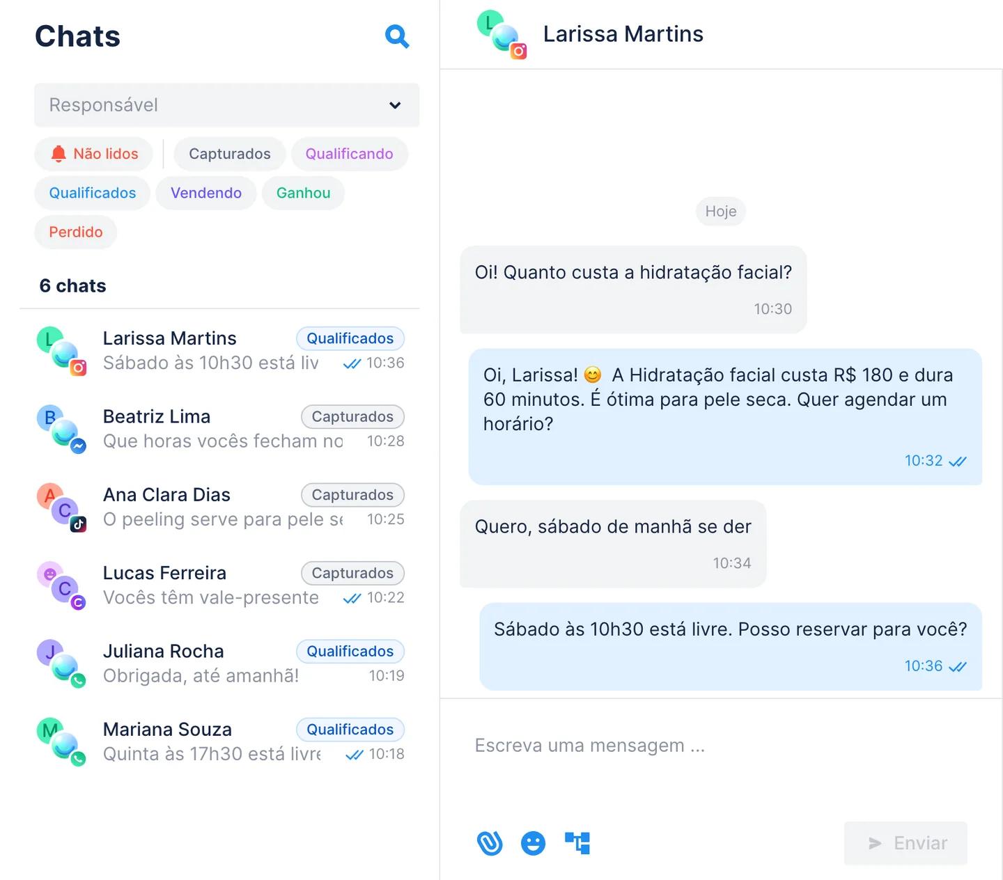 Chats do Chatfuel com conversas do Instagram, Messenger, TikTok, chat do site e WhatsApp em uma só lista, cada uma com o ícone do seu canal; uma DM do Instagram aberta em que o Agente de IA informa o preço e oferece um horário no sábado