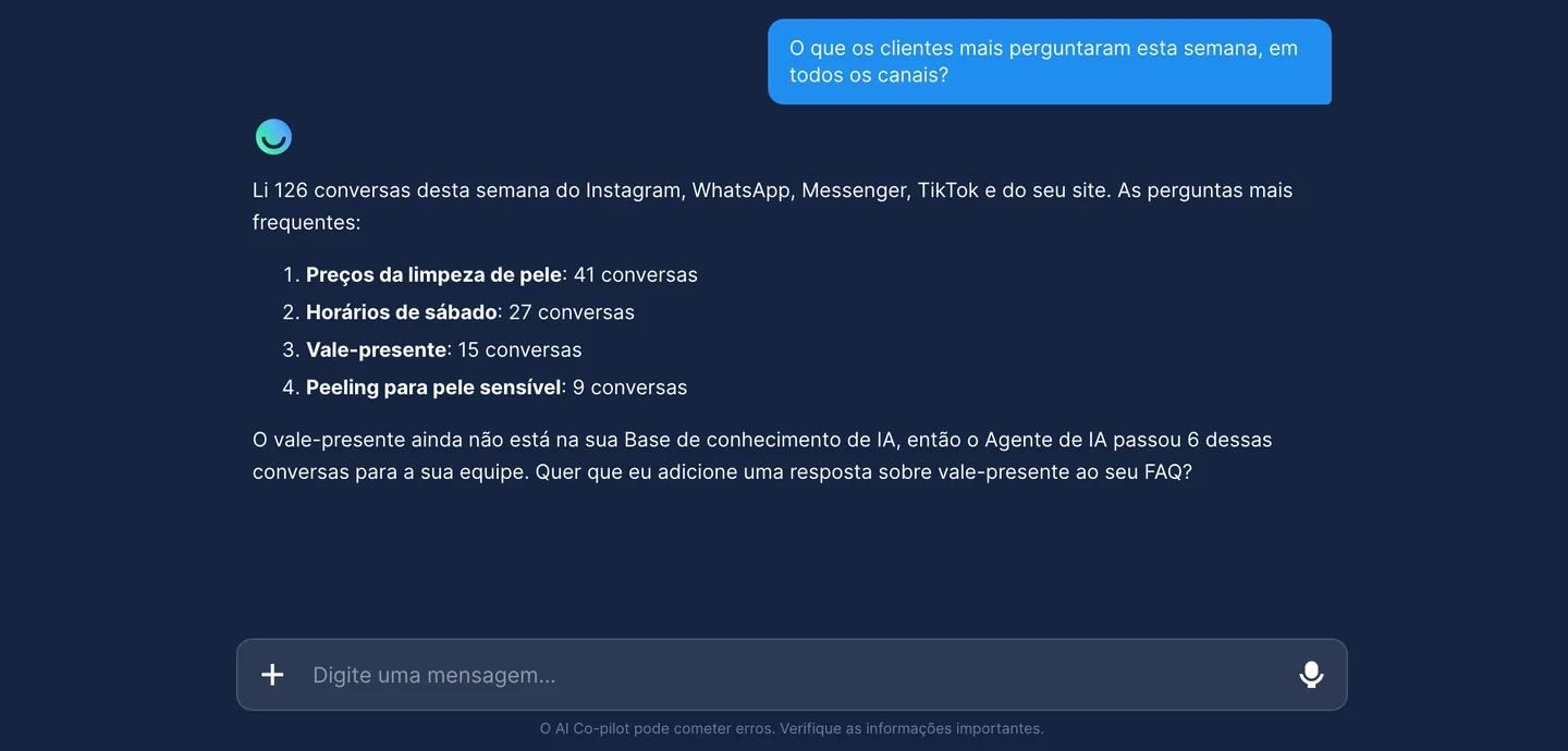 Chat com o AI Co-pilot: perguntado sobre o que os clientes mais perguntaram nesta semana em todos os canais, ele lista as quatro principais perguntas de 126 conversas e oferece adicionar uma resposta sobre vale-presente ao FAQ