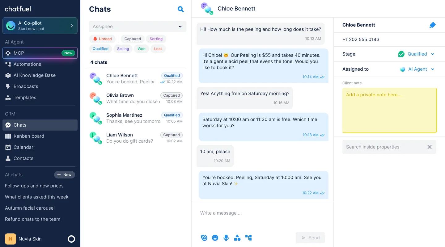 Chats do Chatfuel com uma conversa do WhatsApp em que o Agente de IA informa que o Peeling custa R$ 150 e dura 40 minutos, oferece dois horários no sábado e confirma o agendamento