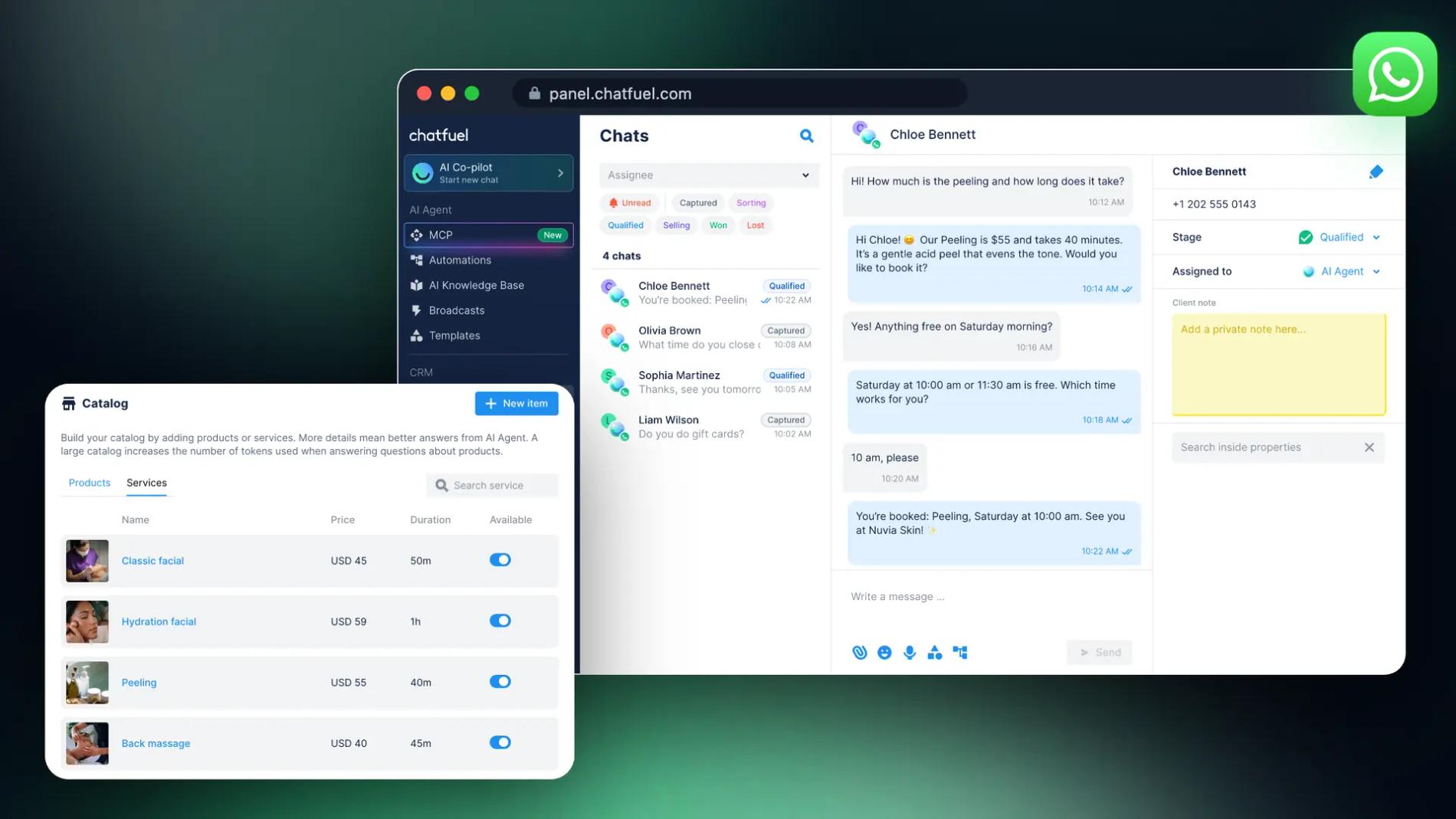 Chats do Chatfuel abertos no navegador com uma conversa do WhatsApp em que o Agente de IA informa o preço de um peeling e agenda o horário, ao lado do catálogo da Base de conhecimento de IA com quatro serviços