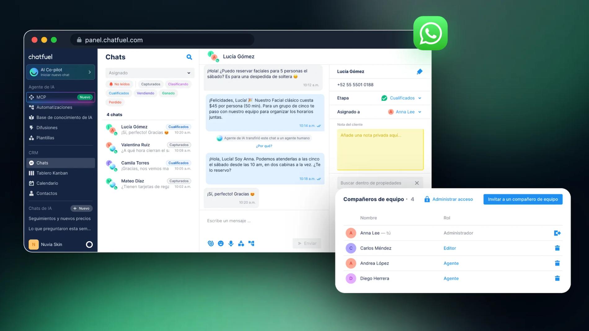 Bandeja de Chatfuel abierta en el navegador con un chat de WhatsApp que el Agente de IA pasa a una compañera, junto a la lista de compañeros de equipo con los roles Administrador, Editor y Agente