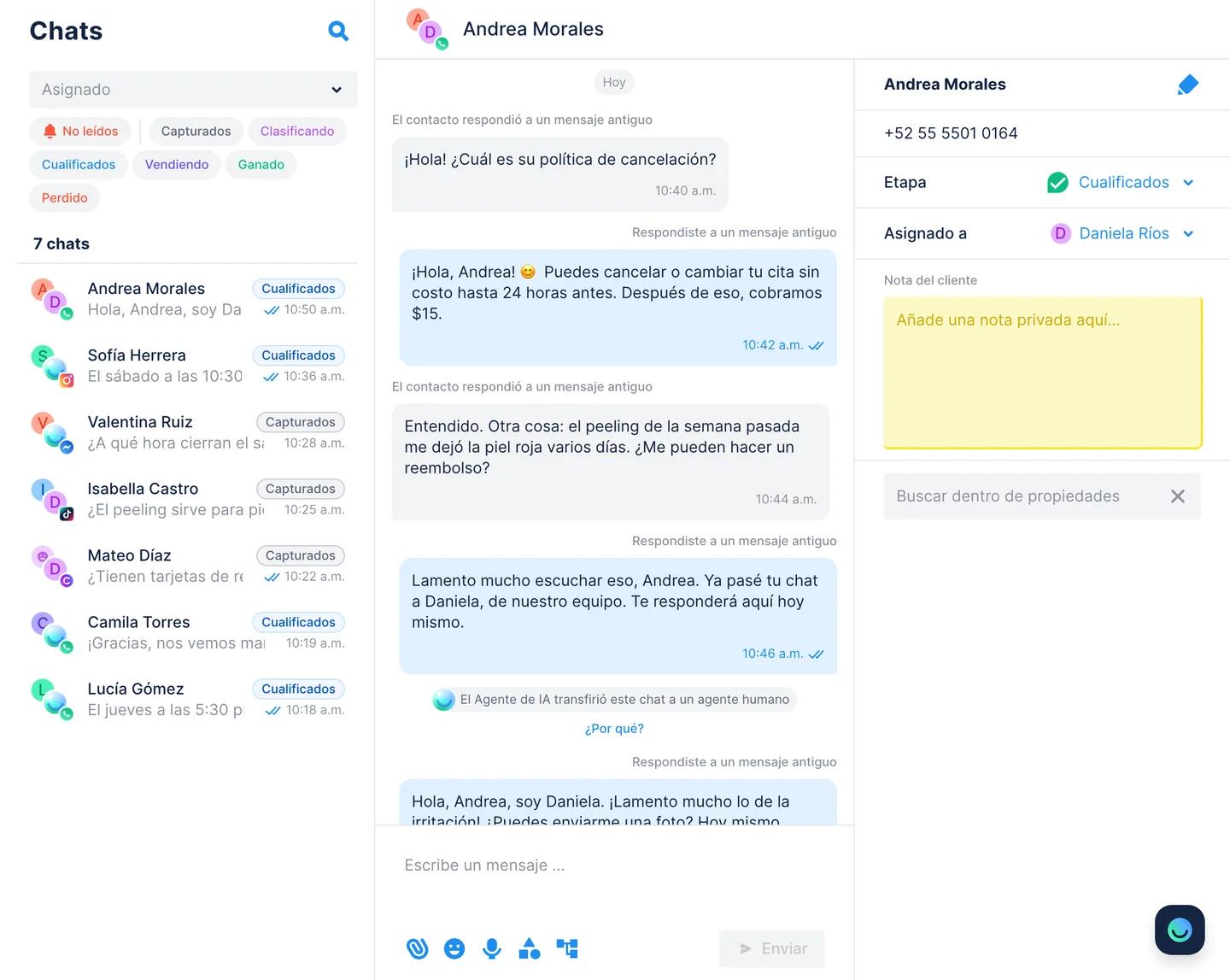 Chats de Chatfuel: un chat de WhatsApp donde el Agente de IA responde una pregunta sobre la política de cancelación, la clienta pide un reembolso, el Agente de IA transfiere el chat a un agente humano y Daniela, del equipo, responde; la ficha del contacto muestra la etapa Calificados y a Daniela Ríos como responsable