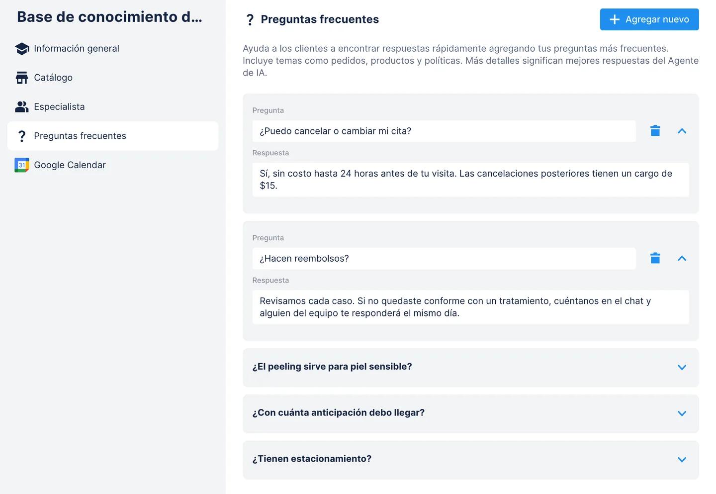 Base de conocimiento de IA de Chatfuel, sección Preguntas frecuentes: las preguntas sobre cancelar o cambiar una cita y sobre reembolsos están abiertas con respuestas de una línea, y debajo hay más preguntas del salón sobre el peeling para piel sensible, la hora de llegada y el estacionamiento
