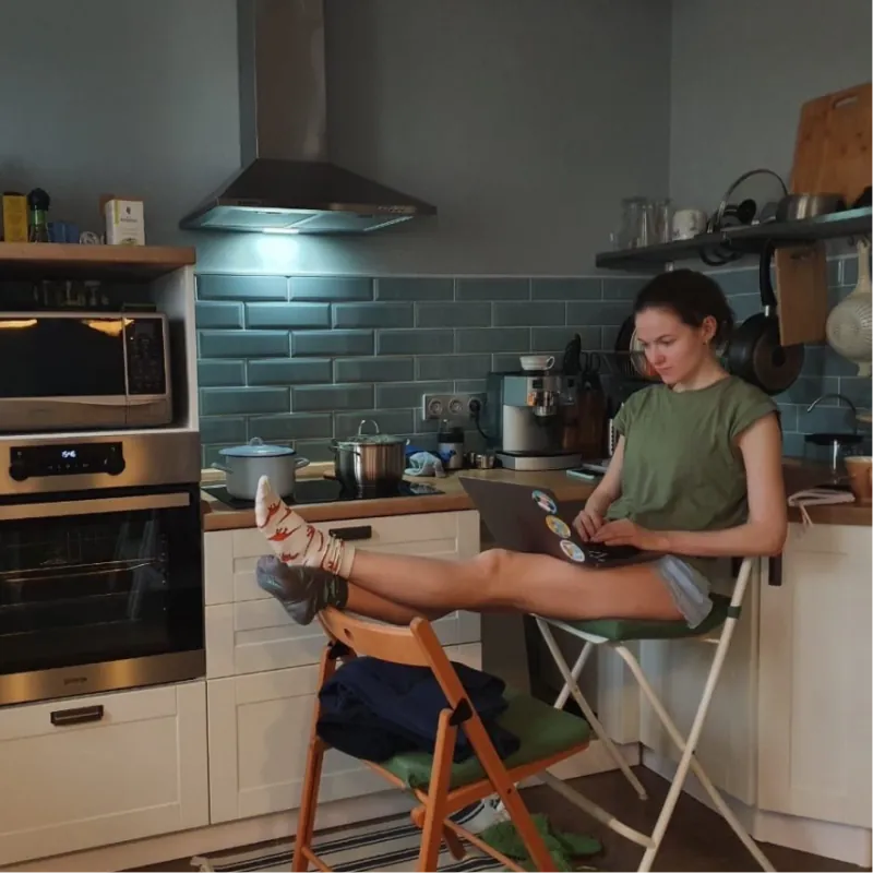 Uma pessoa da equipe do Chatfuel trabalhando na cozinha de casa