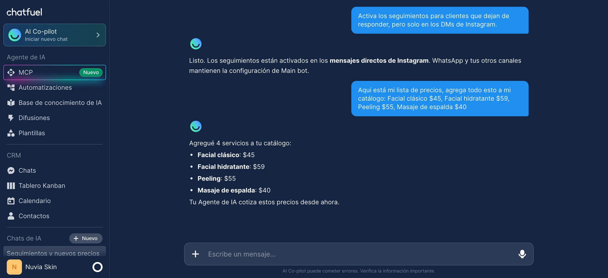 Chat del AI Co-pilot en el panel de Chatfuel: la dueña activa los seguimientos en los DMs de Instagram y agrega una lista de precios al catálogo