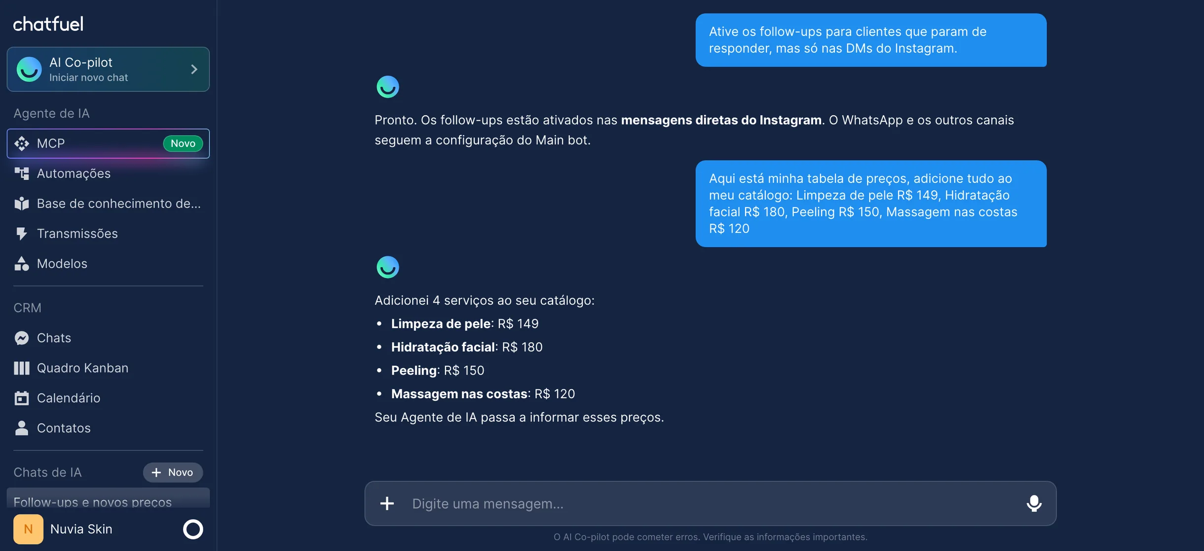 Chat do AI Co-pilot no painel do Chatfuel: a dona ativa os follow-ups nas DMs do Instagram e adiciona uma tabela de preços ao catálogo
